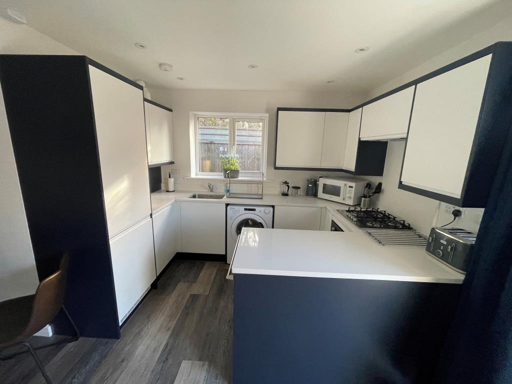Lot: 59 - SEVEN DETACHED HOLIDAY BUNGALOWS - Modern kitchen with fitted units and appliances